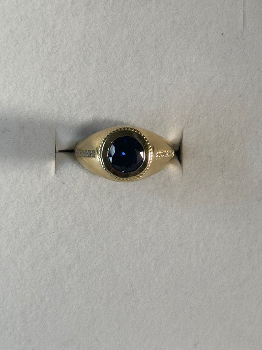 Luxurious 14K gold ring for men with zircon and royal blue stone