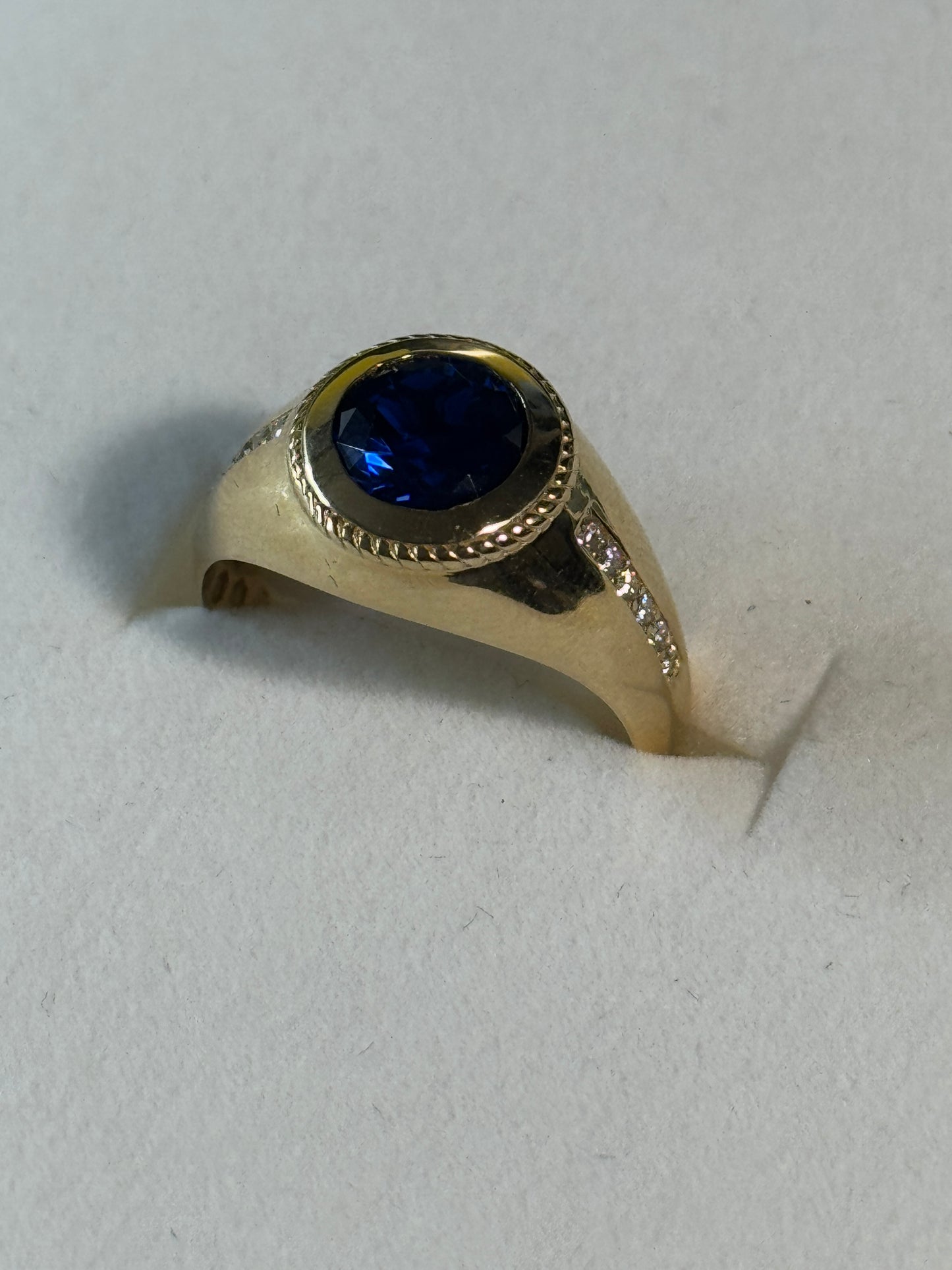 Luxurious 14K gold ring for men with zircon and royal blue stone