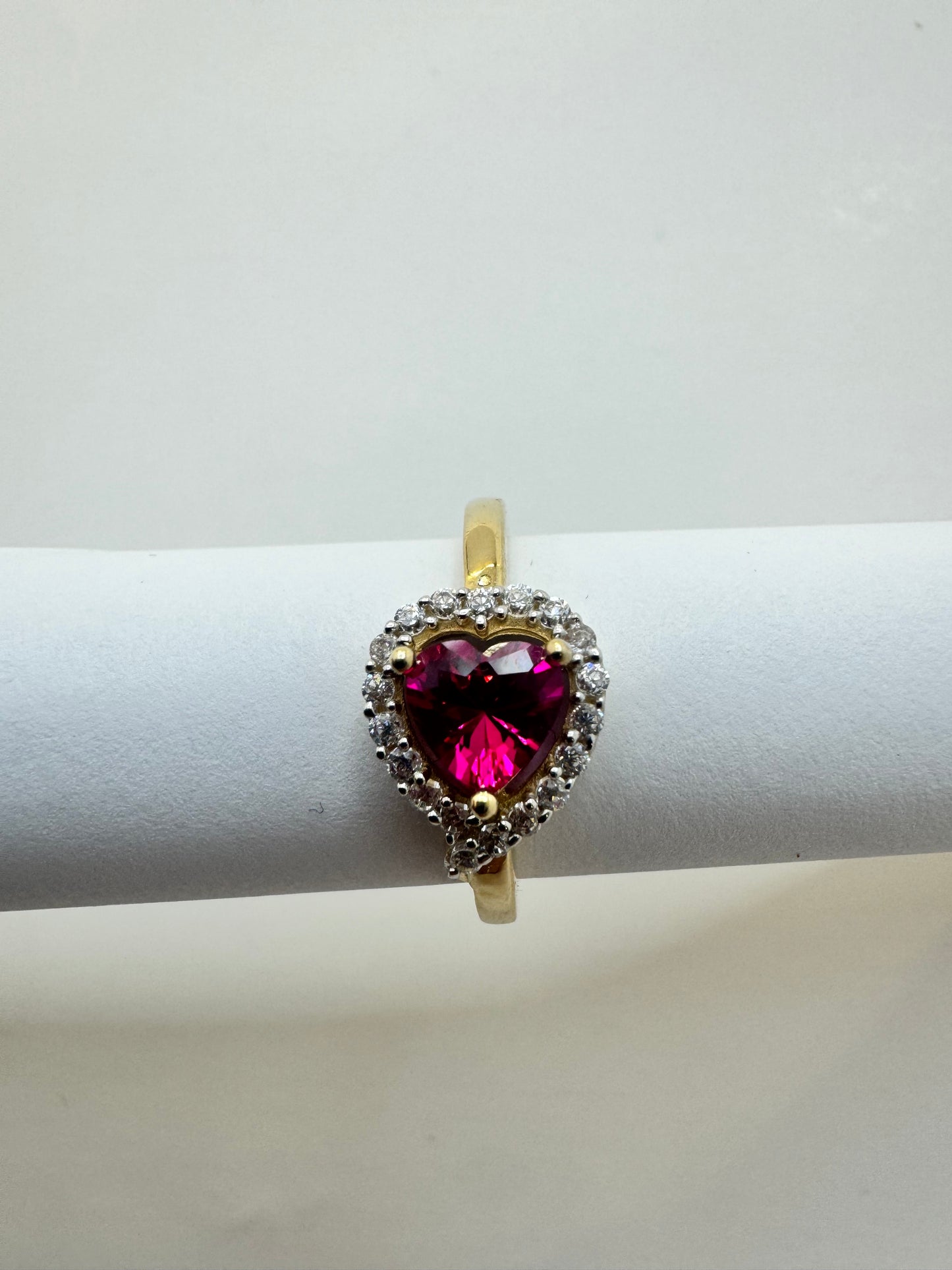 14K Gold Heart Ring - A Symbol of
Love & Elegance