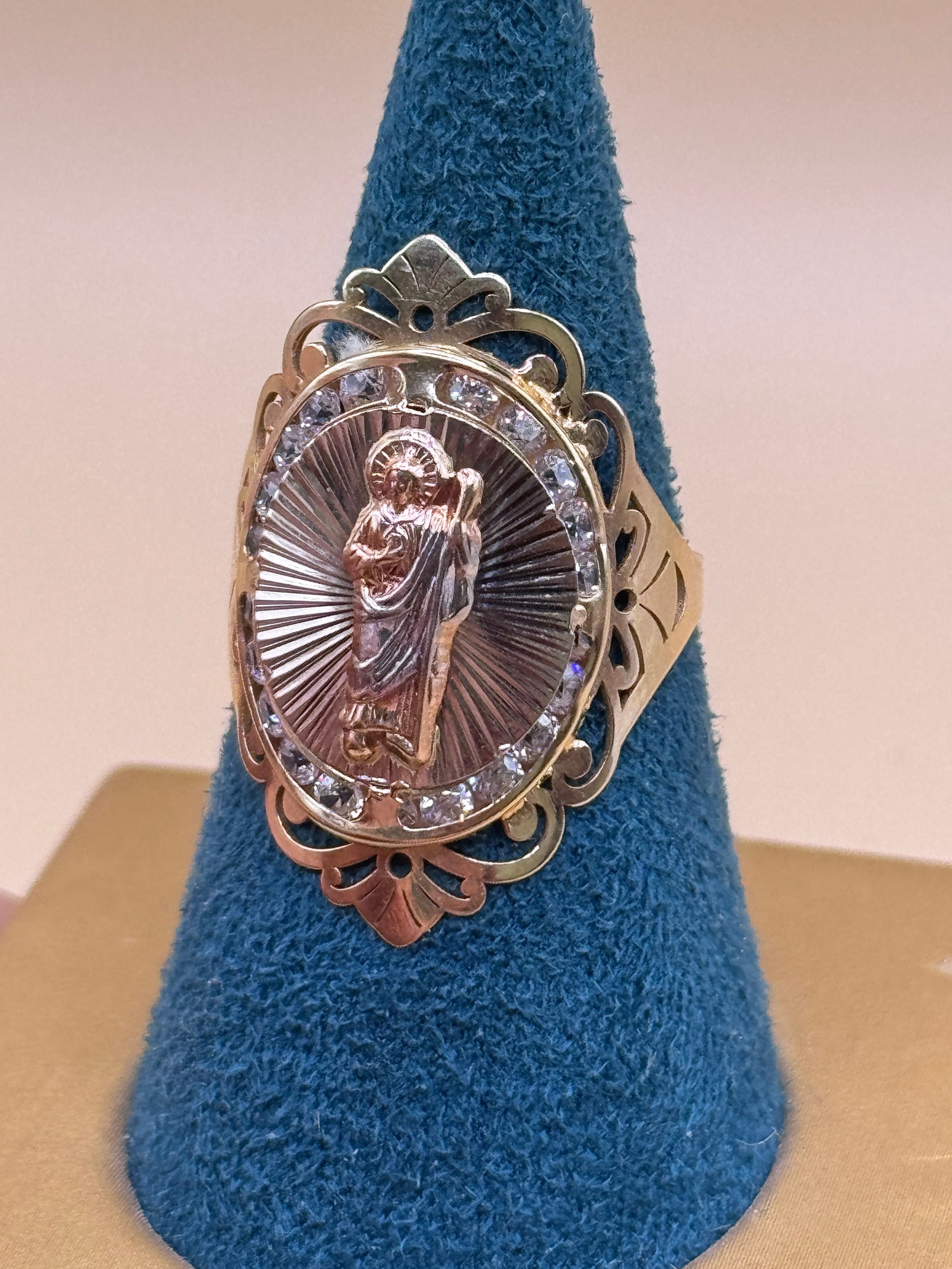 Women wearing a pair 14k gold ring 