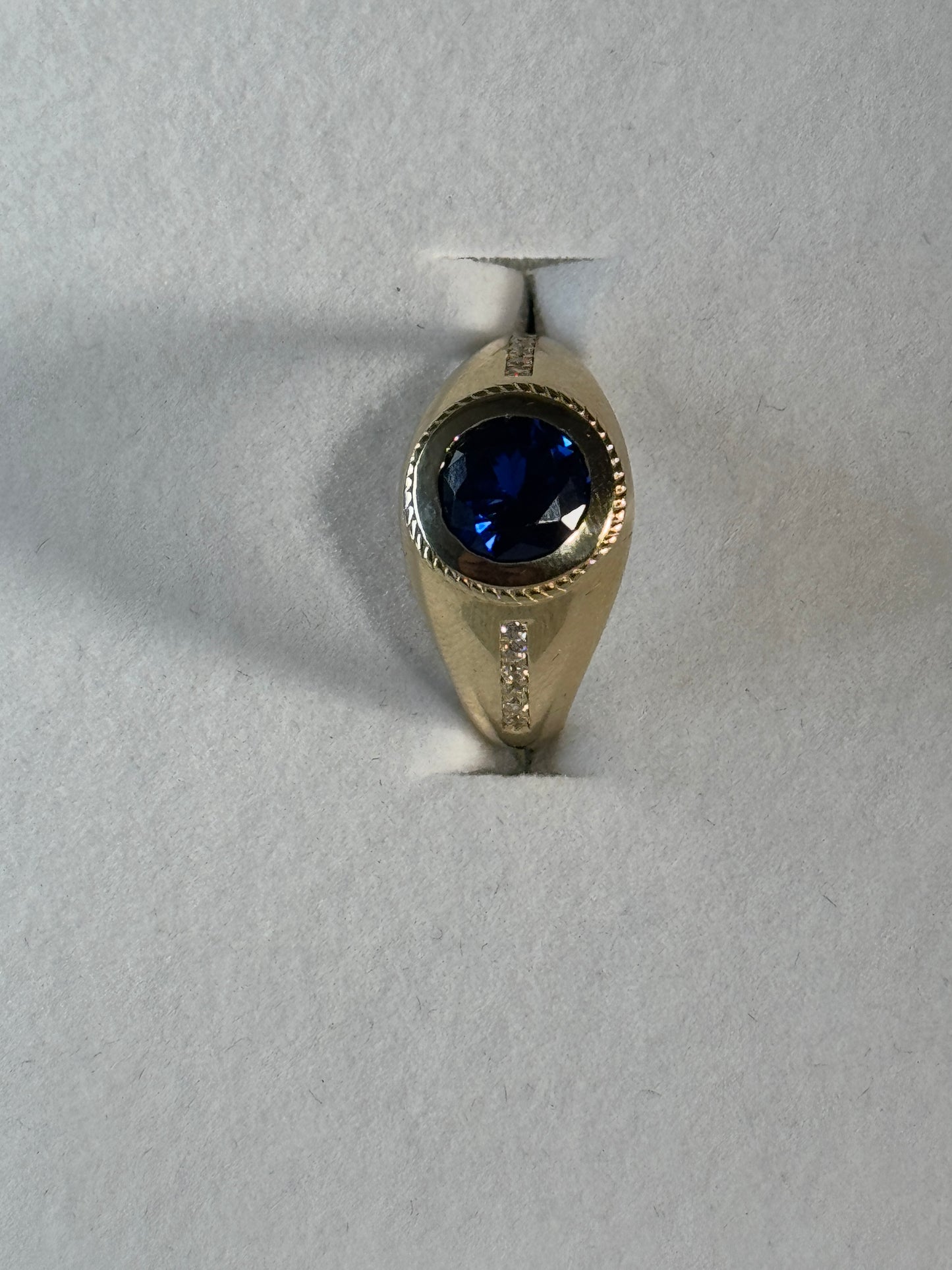 Luxurious 14K gold ring for men with zircon and royal blue stone