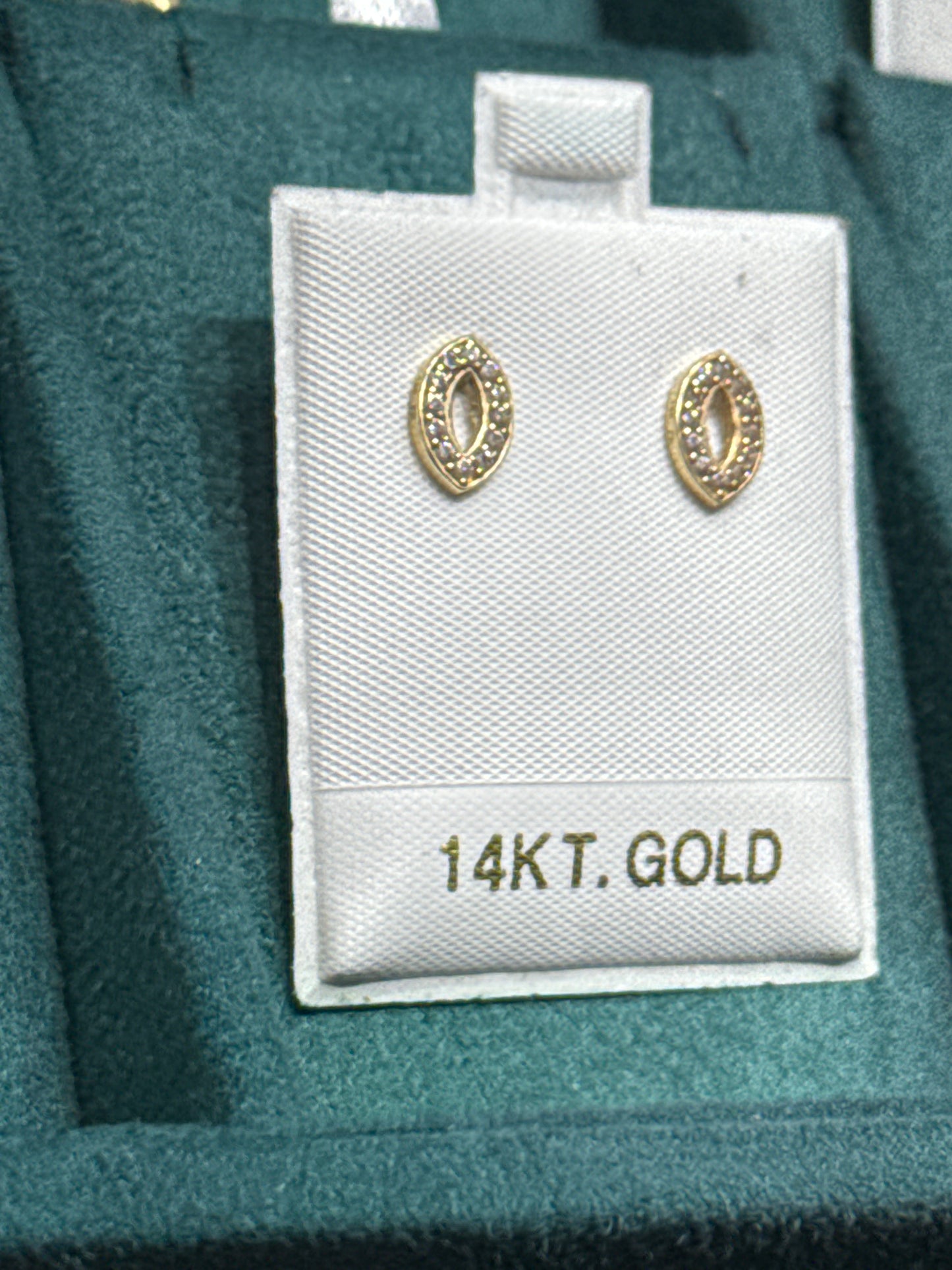 14K Gold Oval Stud Earrings – Elegant Everyday Sparkle