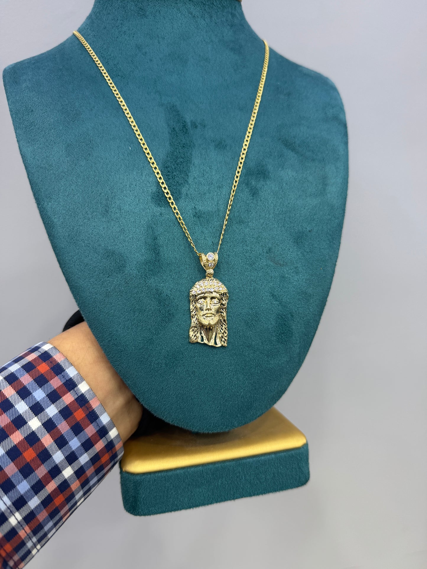 14K Gold Curb Link Necklace with Jesus Face Pendant – 18 Inches