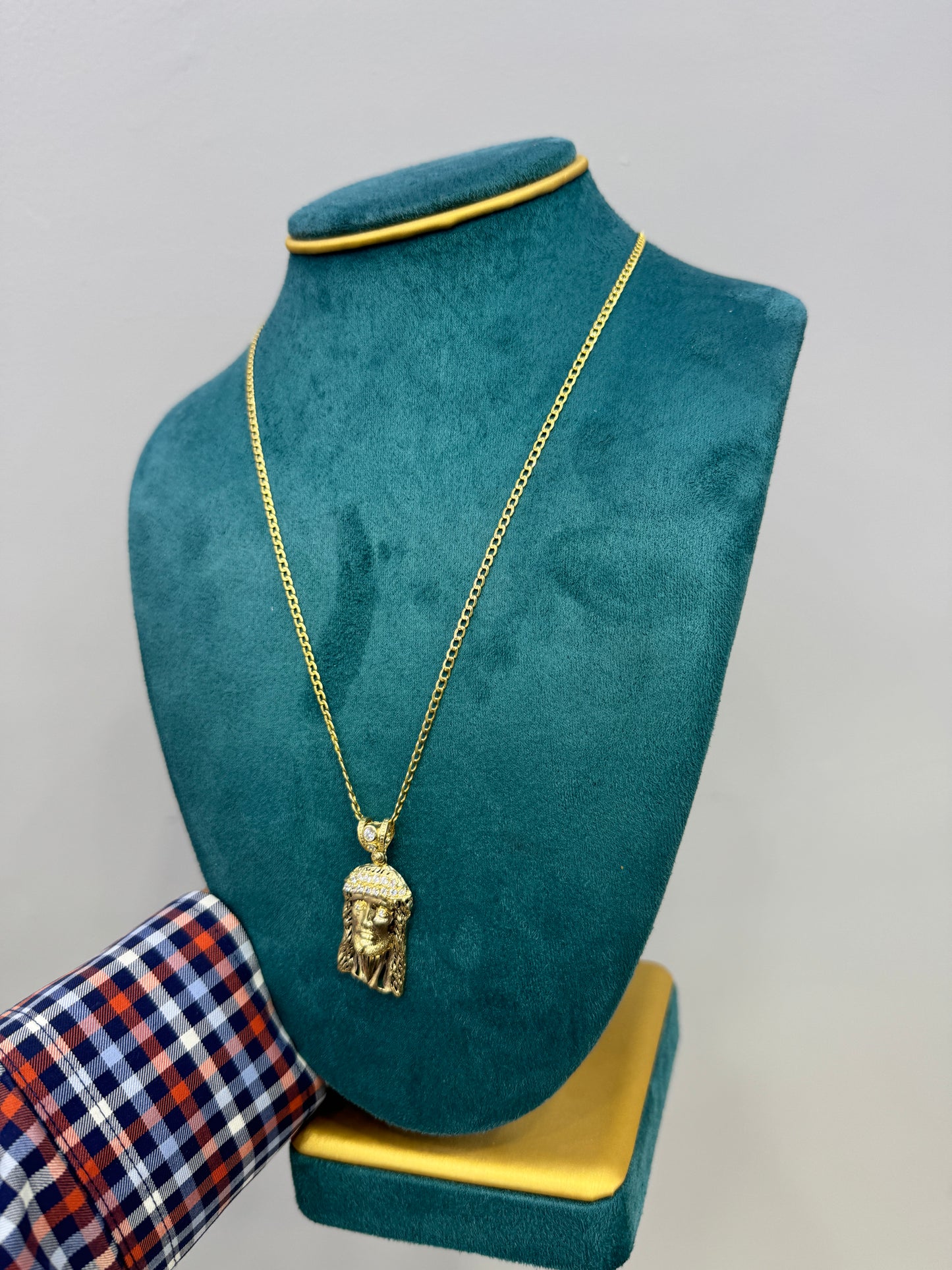 14K Gold Curb Link Necklace with Jesus Face Pendant – 18 Inches