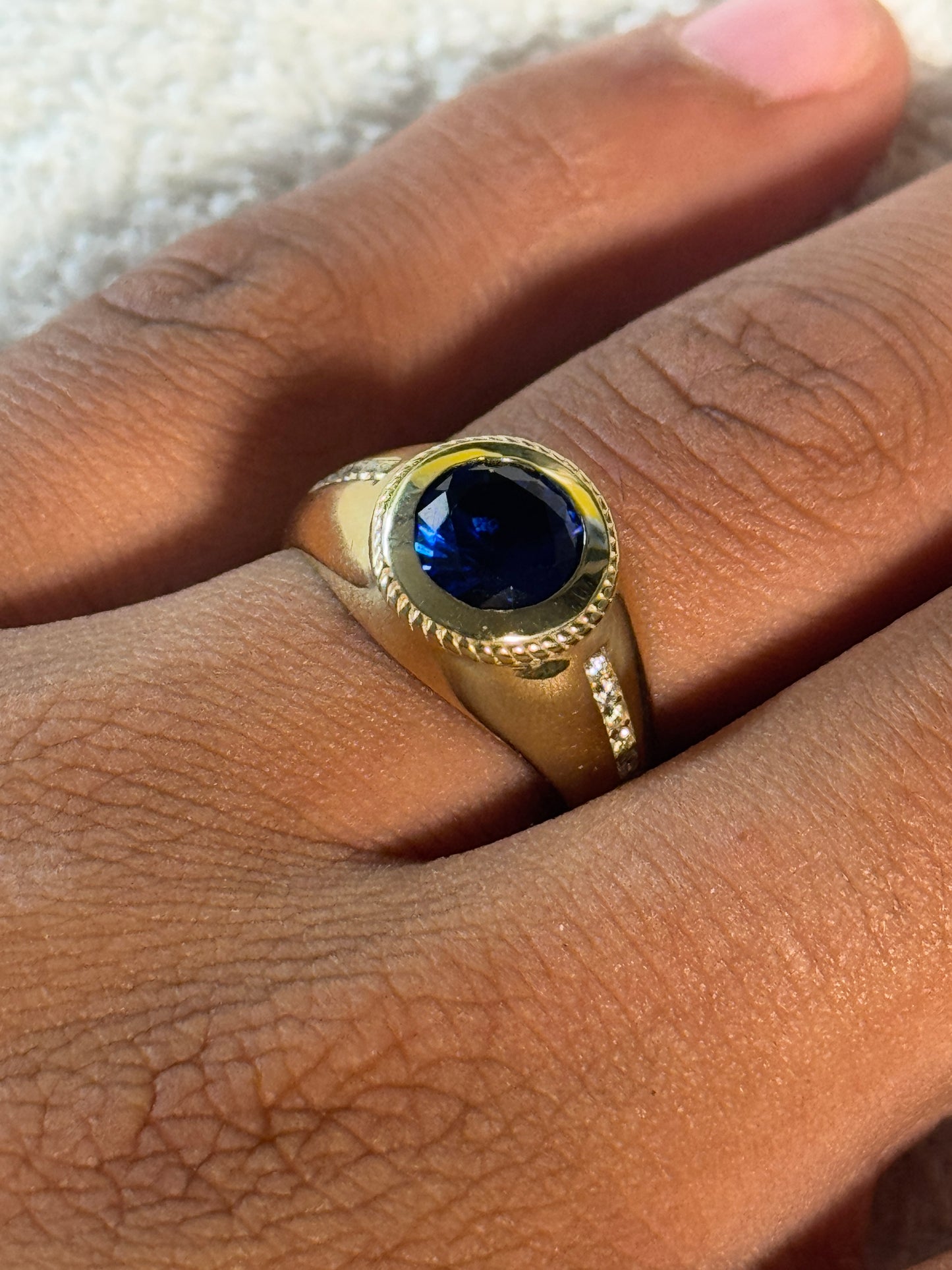 Luxurious 14K gold ring for men with zircon and royal blue stone