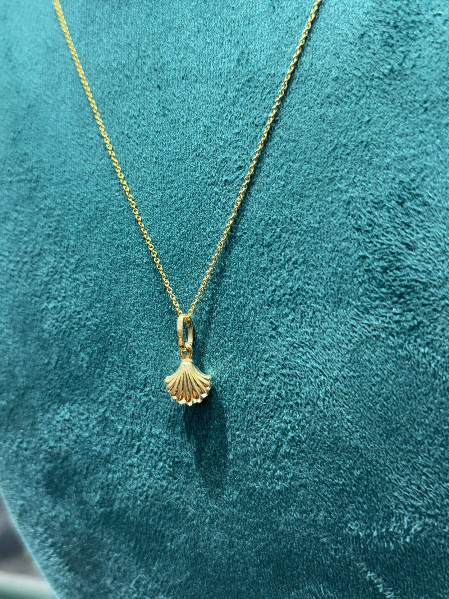 💛 14K Gold Anchor Chain Necklace with Sea Shell Pendant – 16 Inches 💛