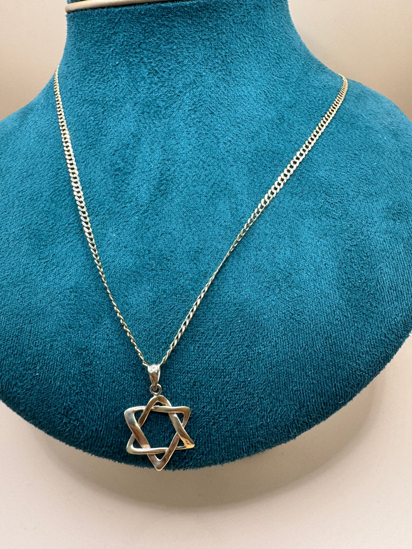 Curb link witn star pendant 20” long unisex chain