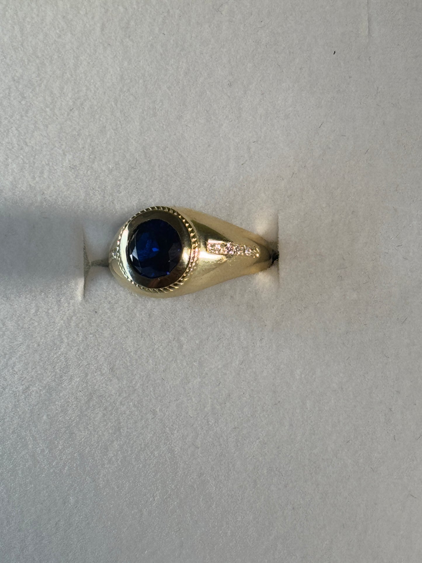 Luxurious 14K gold ring for men with zircon and royal blue stone