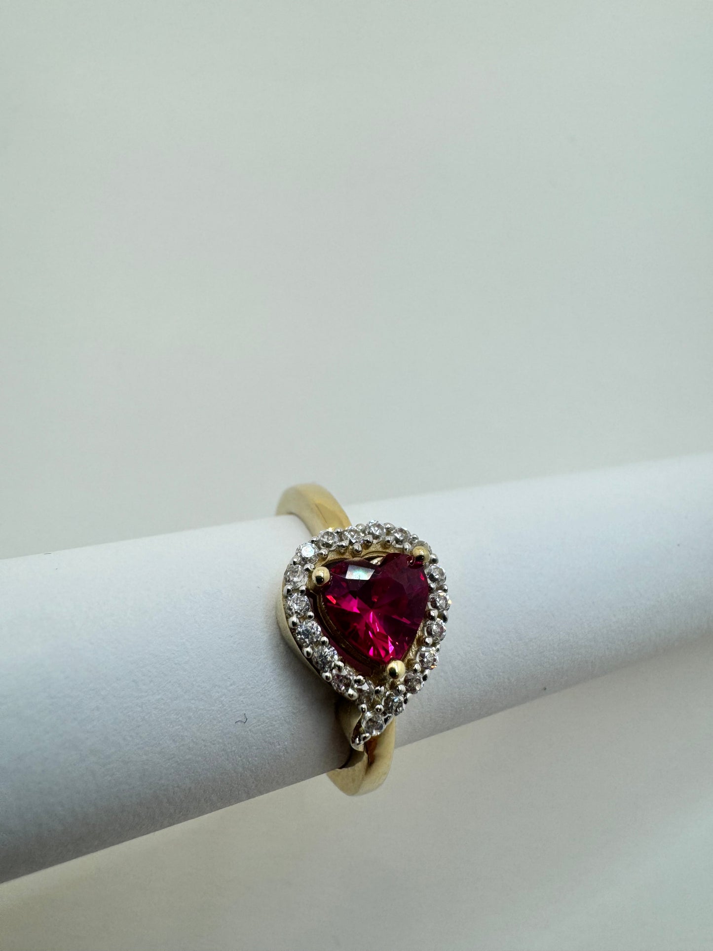 14K Gold Heart Ring - A Symbol of
Love & Elegance