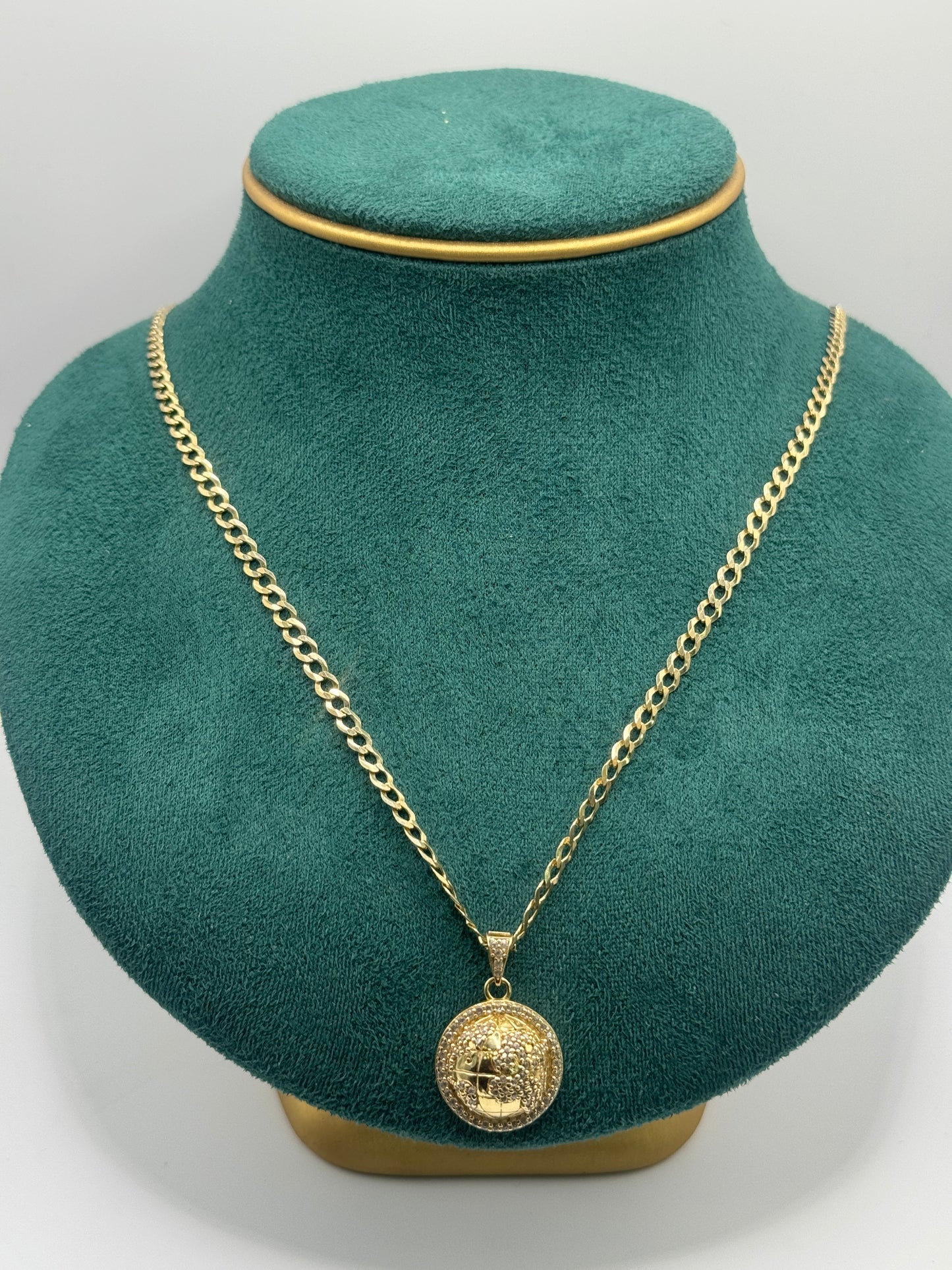 💎 14K Gold Curb Link Chain with World Pendant – 24 Inches | Unisex