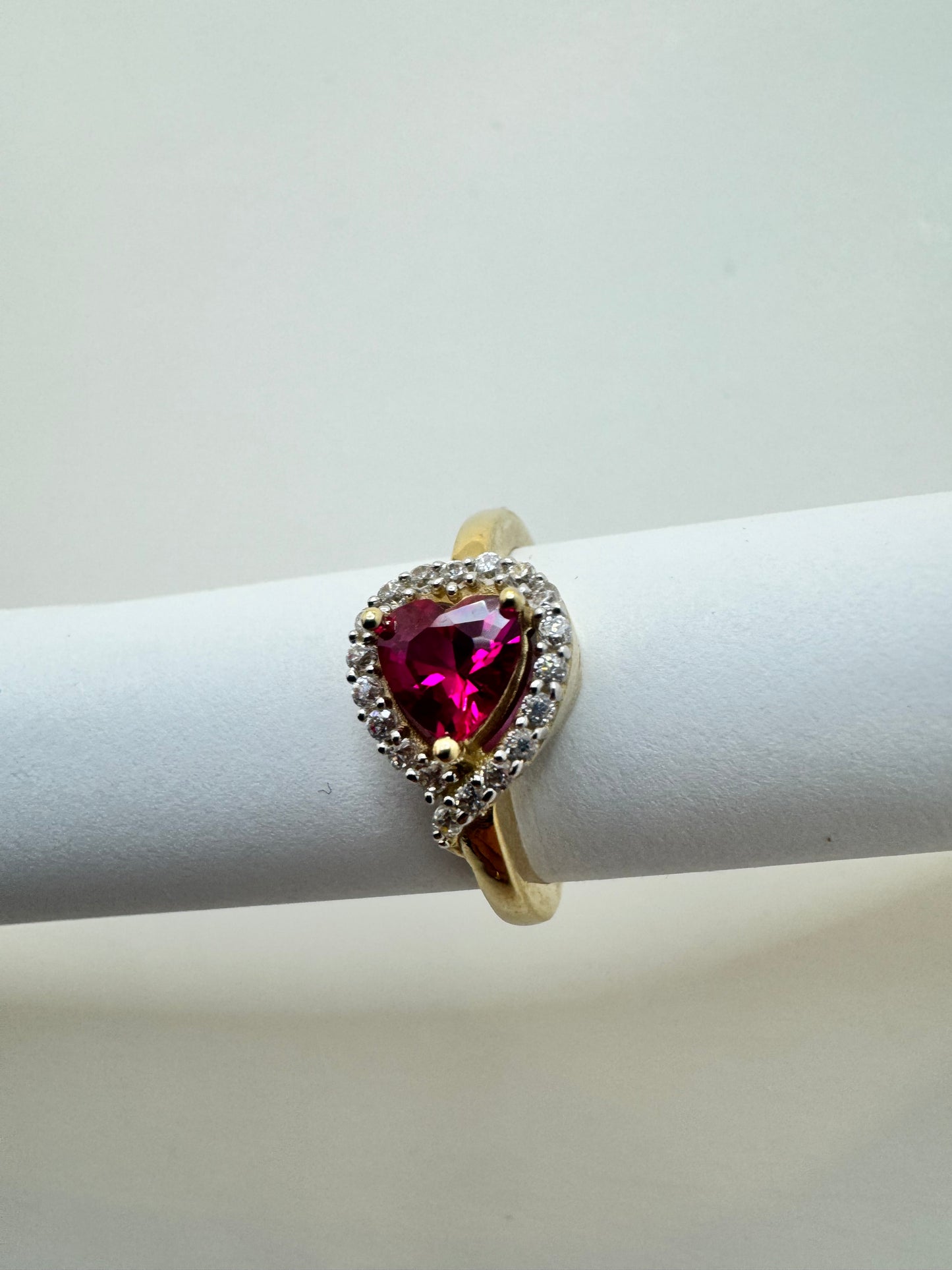 14K Gold Heart Ring - A Symbol of
Love & Elegance