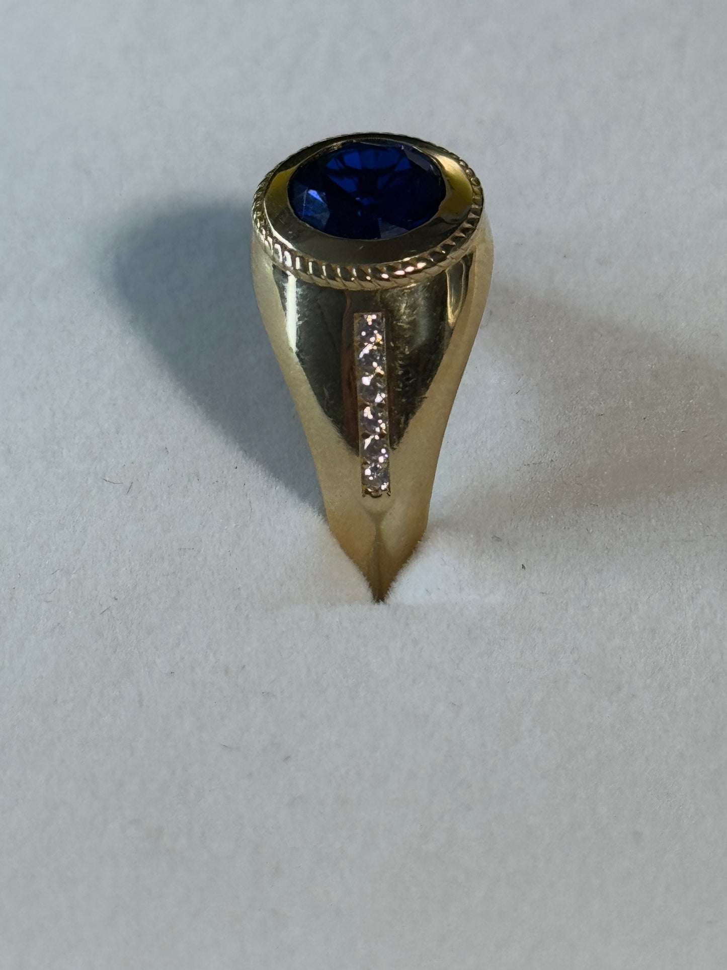 Luxurious 14K gold ring for men with zircon and royal blue stone
